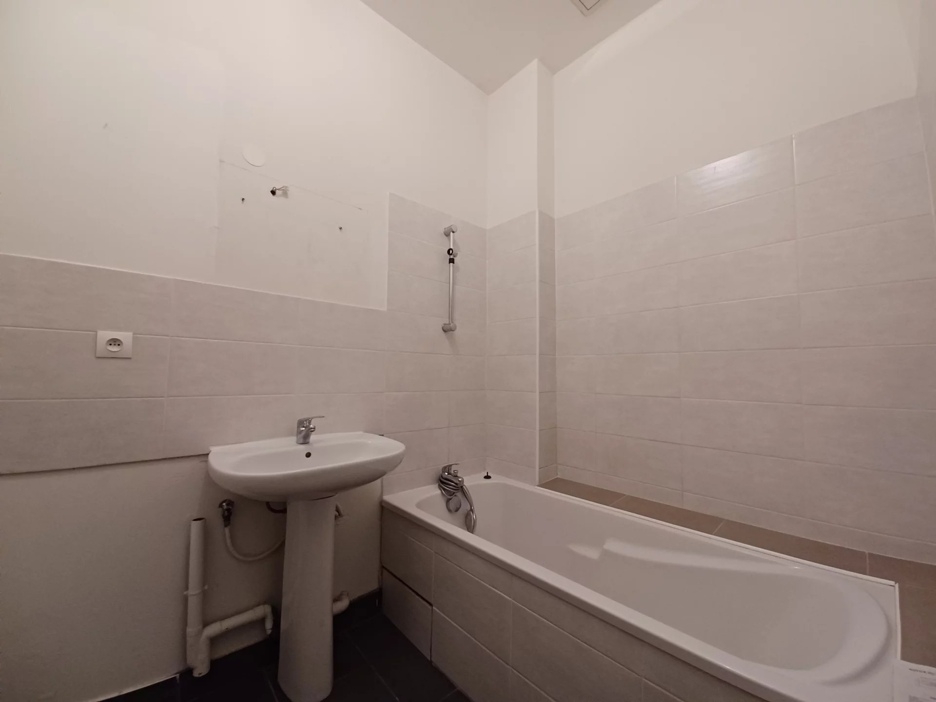 Location Appartement BEAUCAIRE séjour de 27 m²