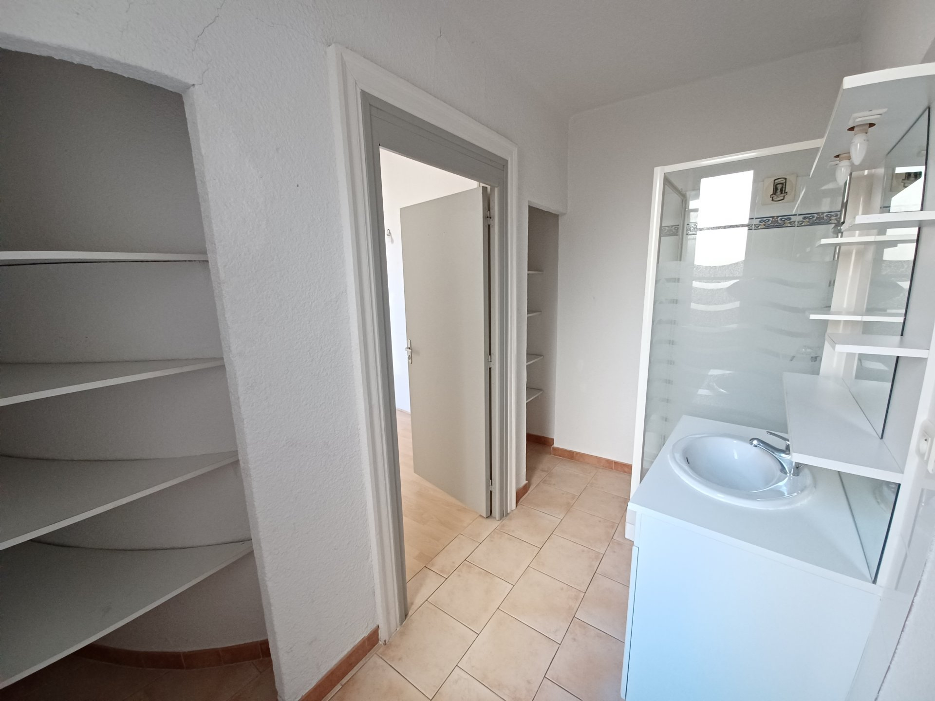 Location Appartement BEAUCAIRE radiateur, individuel, gaz chauffage