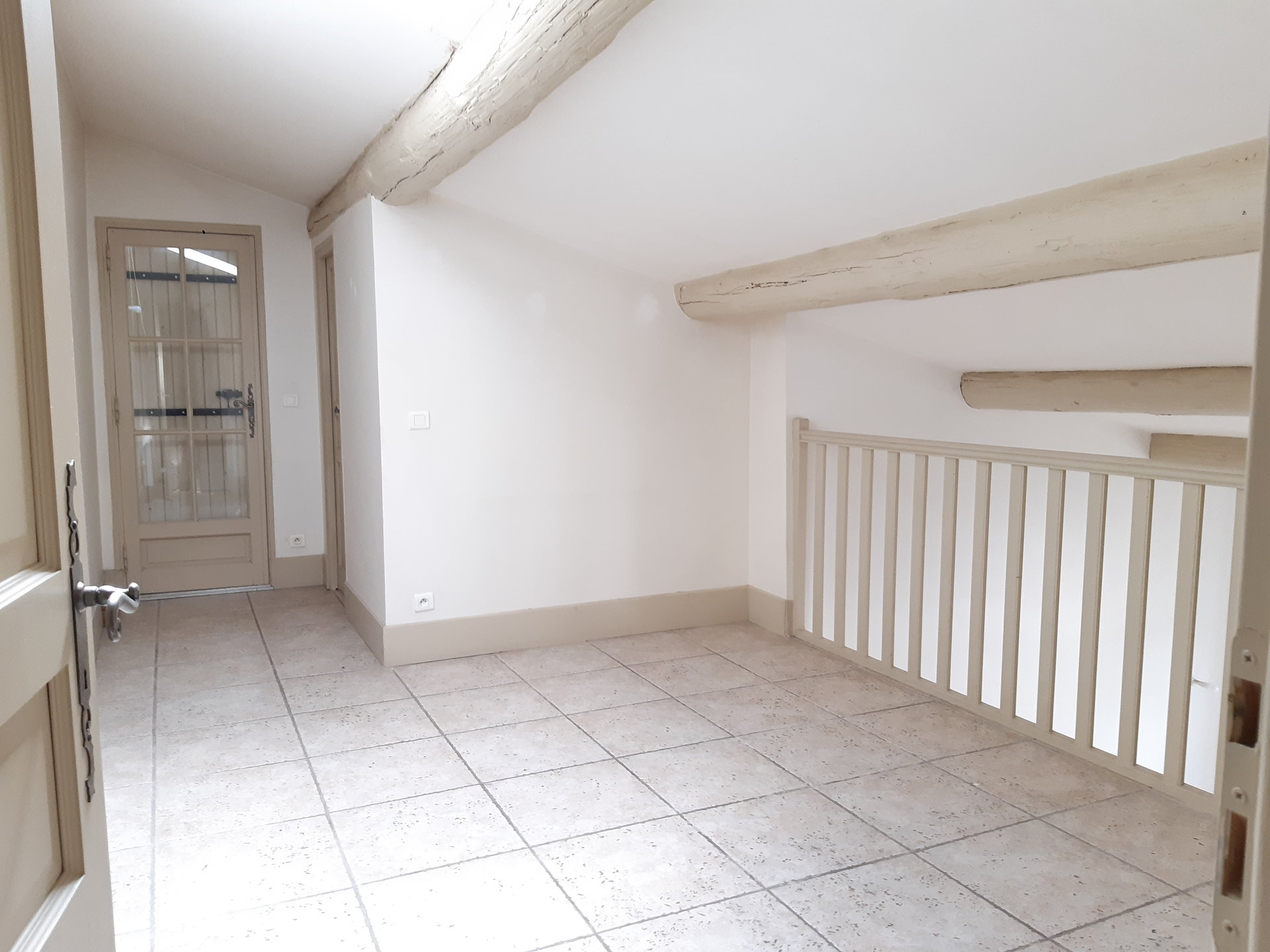 Location Appartement BEAUCAIRE séjour de 20.29 m²