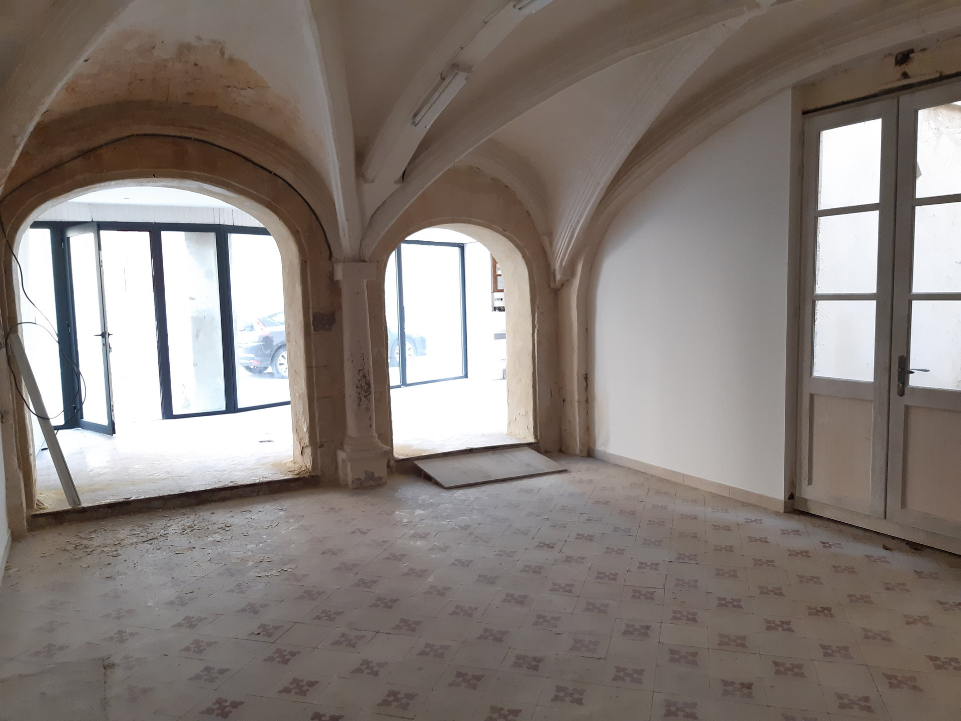 Location Fonds de commerce BEAUCAIRE surface habitable de 102 m²