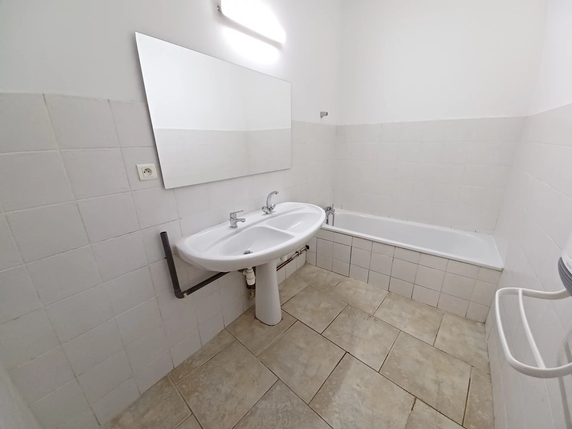 Location Appartement BEAUCAIRE 1 salles de bain