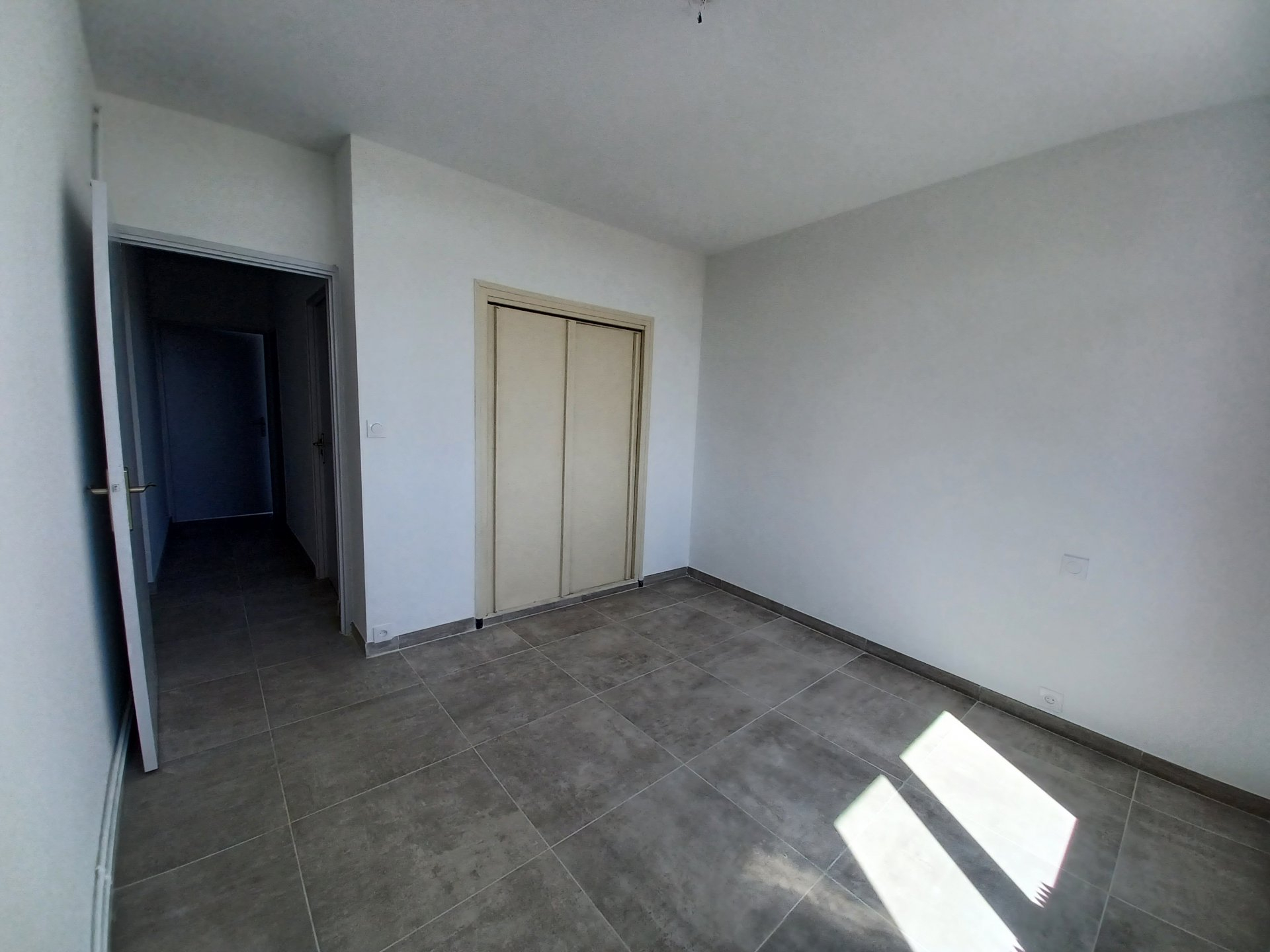 Location Appartement BEAUCAIRE radiateur, individuel, gaz chauffage
