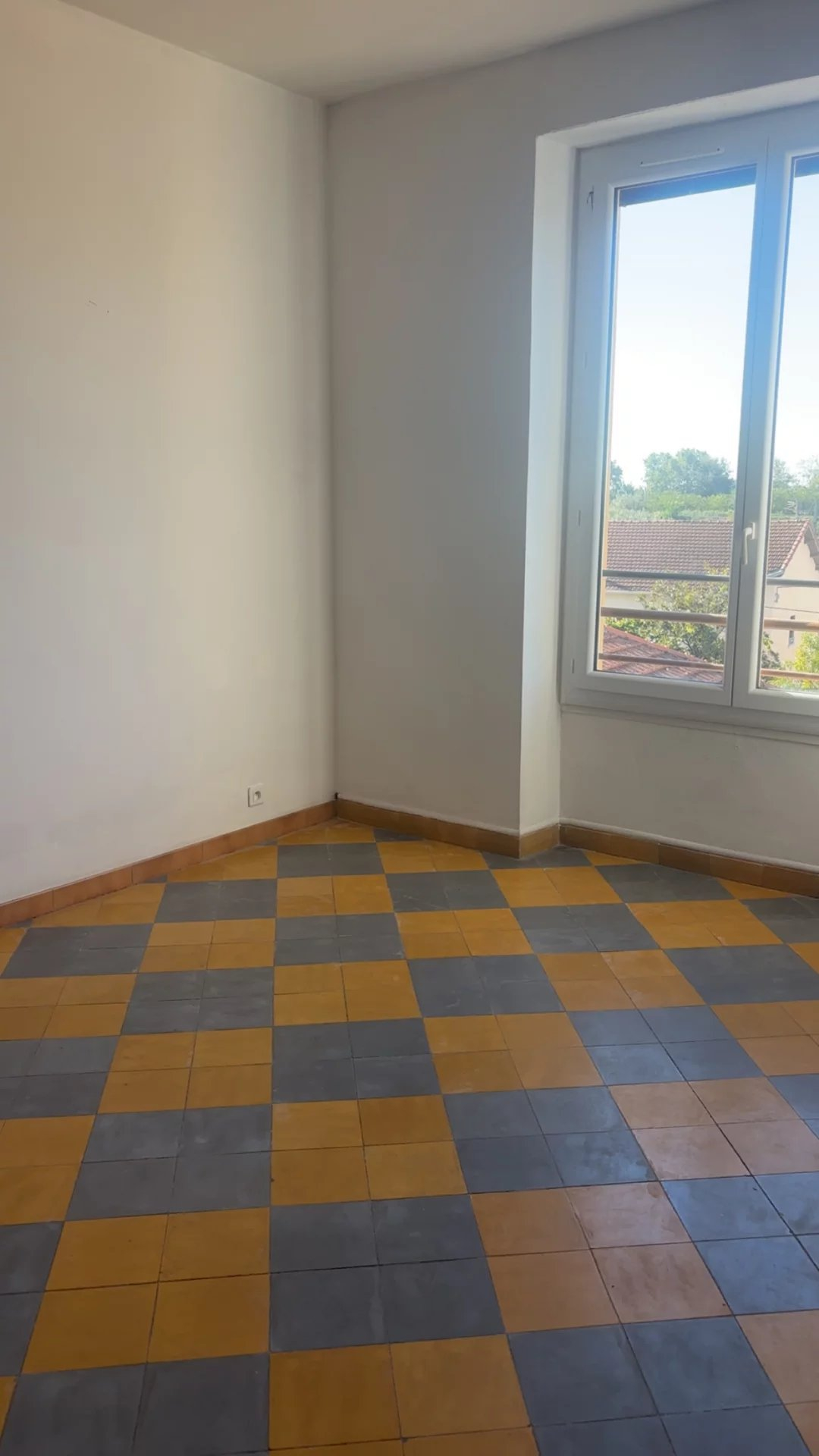 Location Appartement BEAUCAIRE radiateur, individuel, gaz chauffage